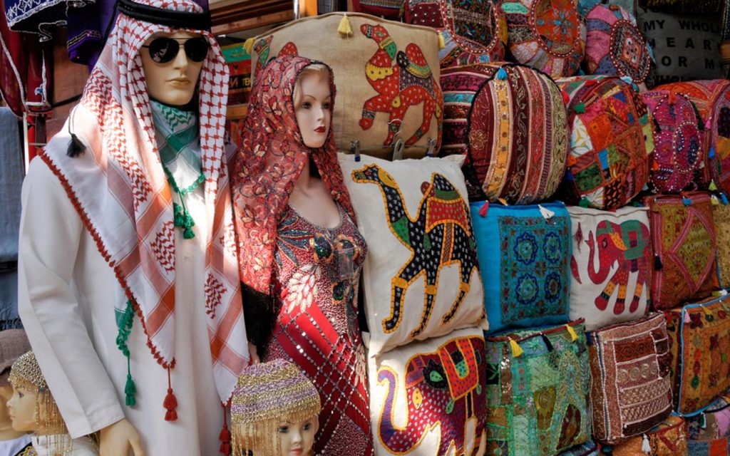 محل ملابس تقليدية في سوق المنسوجات دبي