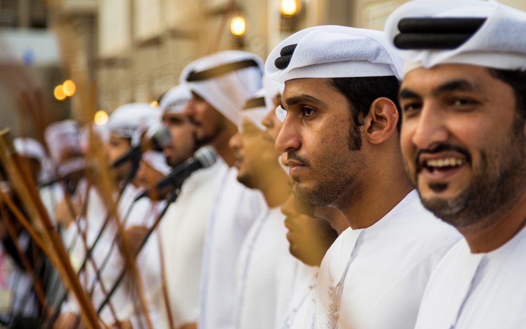 عروض رقصات إماراتية تقليدية خلال اليوم الوطني في أبوظبي