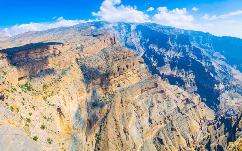 إطلالة على أخدود النخر وجبل شمس في عُمان