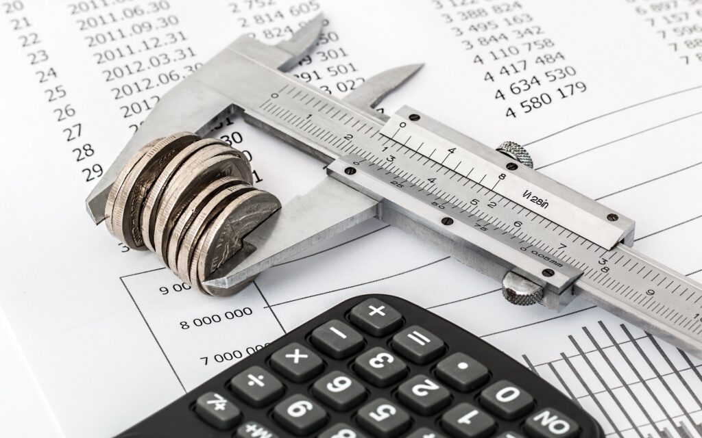 budgeting tools calculator coins and bills to avoid debt in the UAE