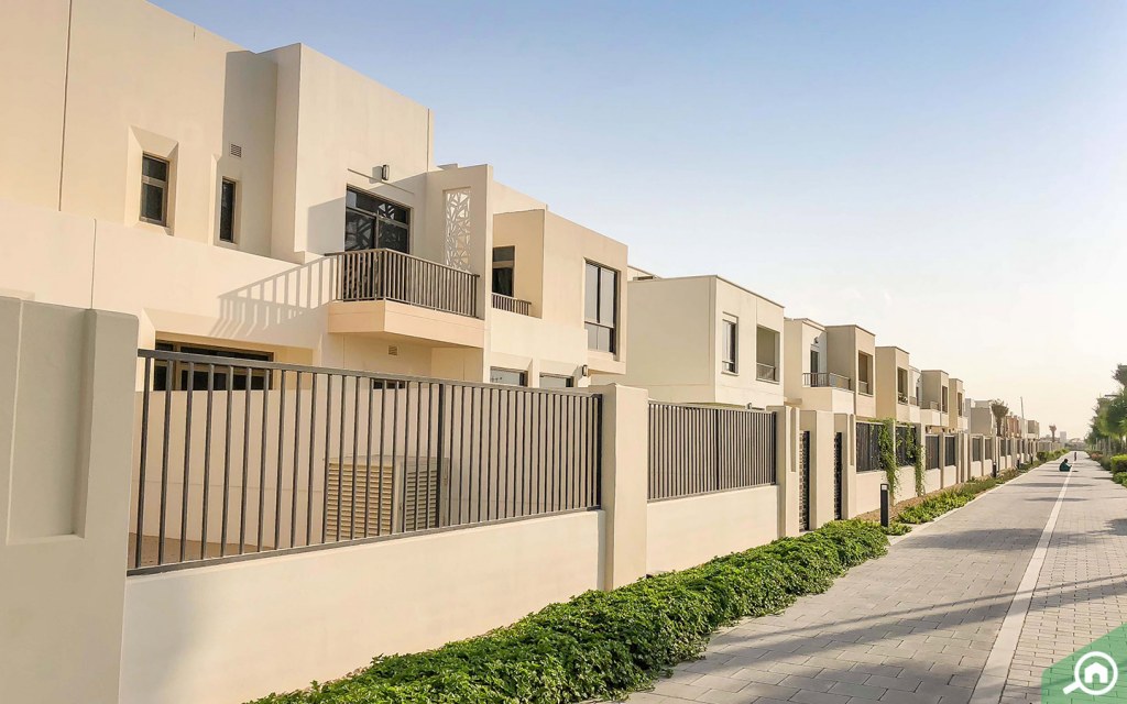 صورة لحي تاون سكوير في دبي تظهر منازل وطرق مشاة