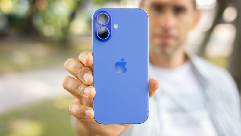 Apple iPhone 16 vs Galaxy S25 Ultra best selling phones 2025