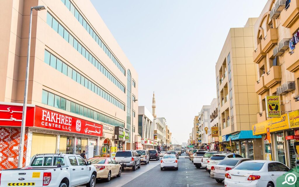 مبانٍ سكنية تقليدية في دبي القديمة بمساحات عملية وقرب من الخدمات