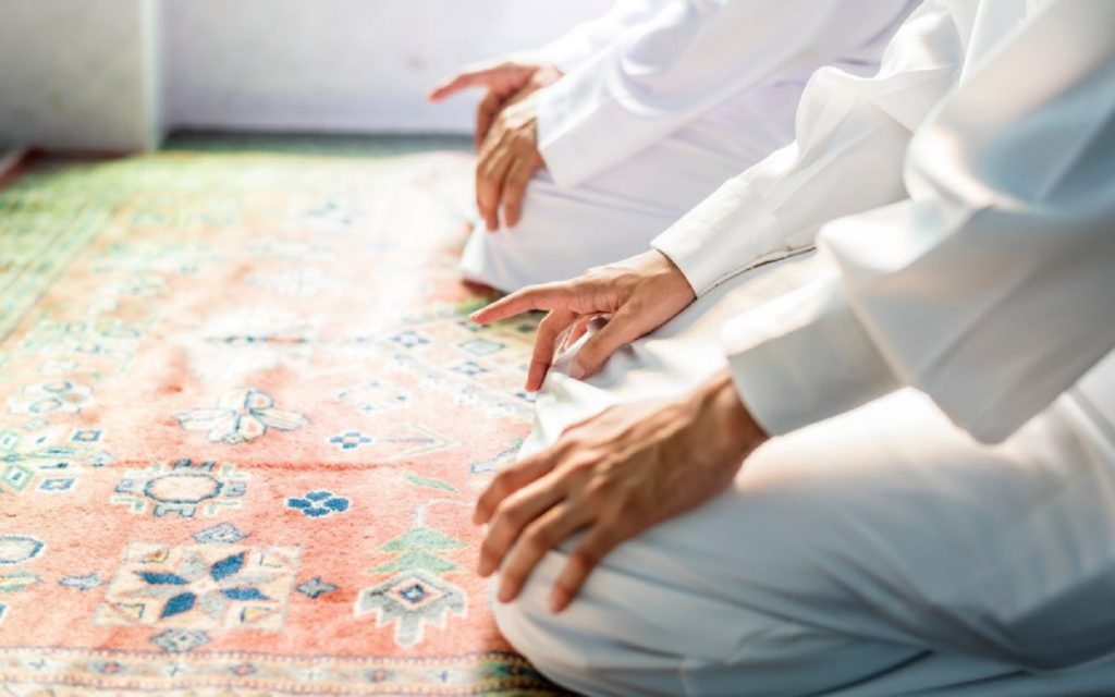 مصلون يؤدون الصلاة وقت الأذان في دبي
