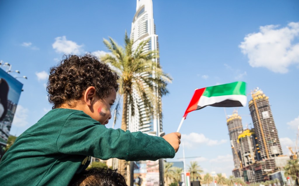 أطفال يحتفلون باليوم الوطني الإماراتي في دبي بأجواء عائلية