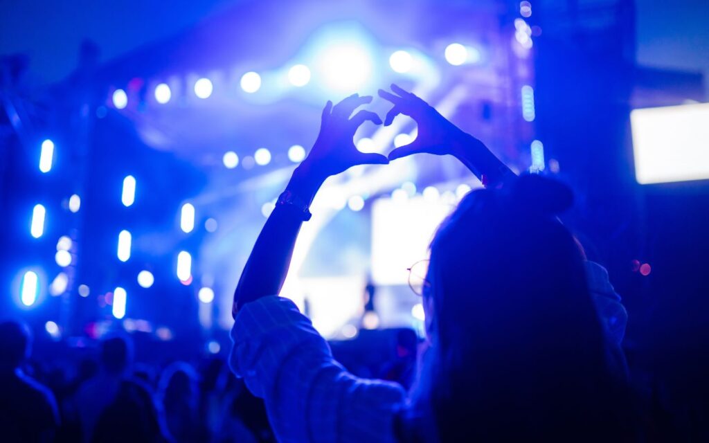 Open-air concert in Dubai with live music under the stars