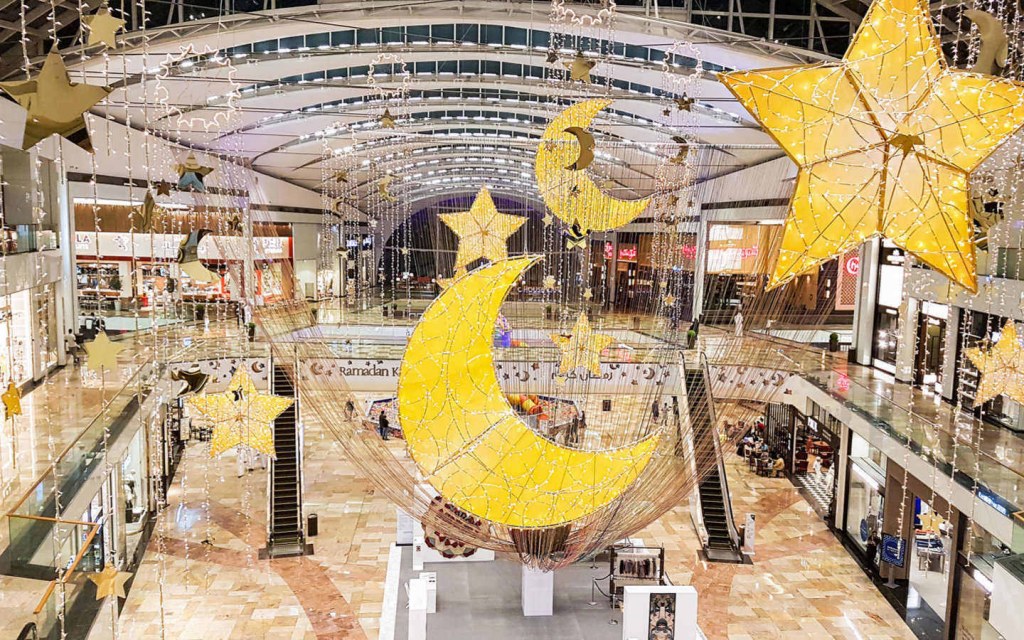 زينة عيد الفطر في مركز تسوق بالإمارات ضمن تقويم العطل الرسمية 2026